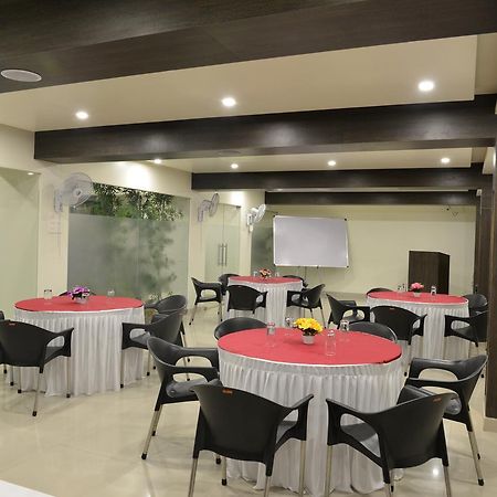 Hotel Suresh Inn Пюн Екстериор снимка