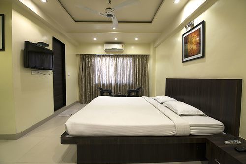 Hotel Suresh Inn Пюн Екстериор снимка