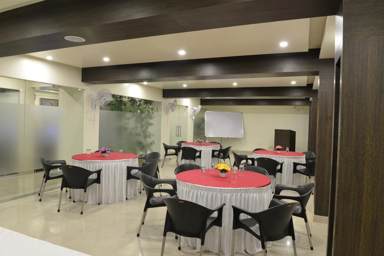 Hotel Suresh Inn Пюн Екстериор снимка