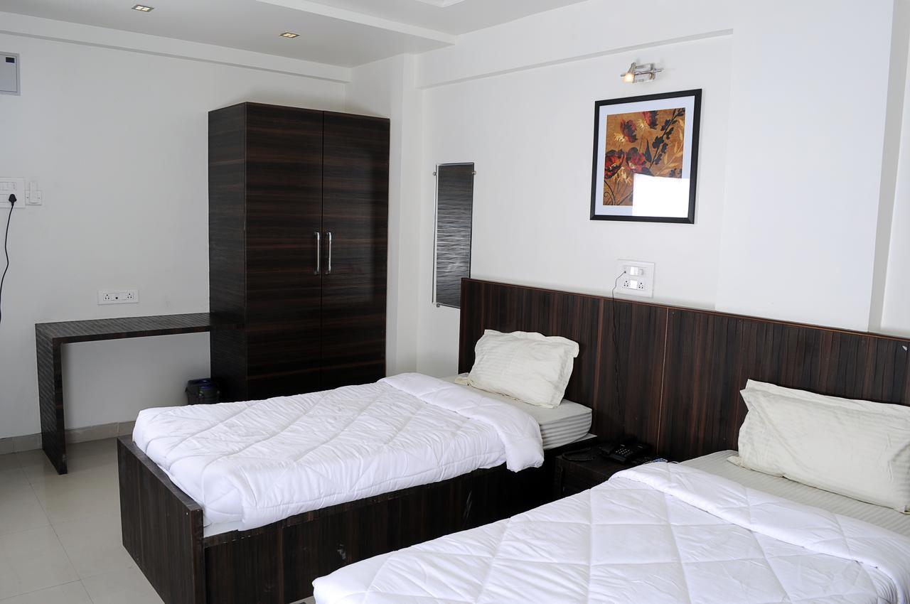 Hotel Suresh Inn Пюн Екстериор снимка